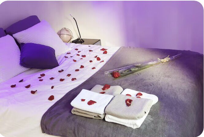 Chambre romantique aux pétales de rose