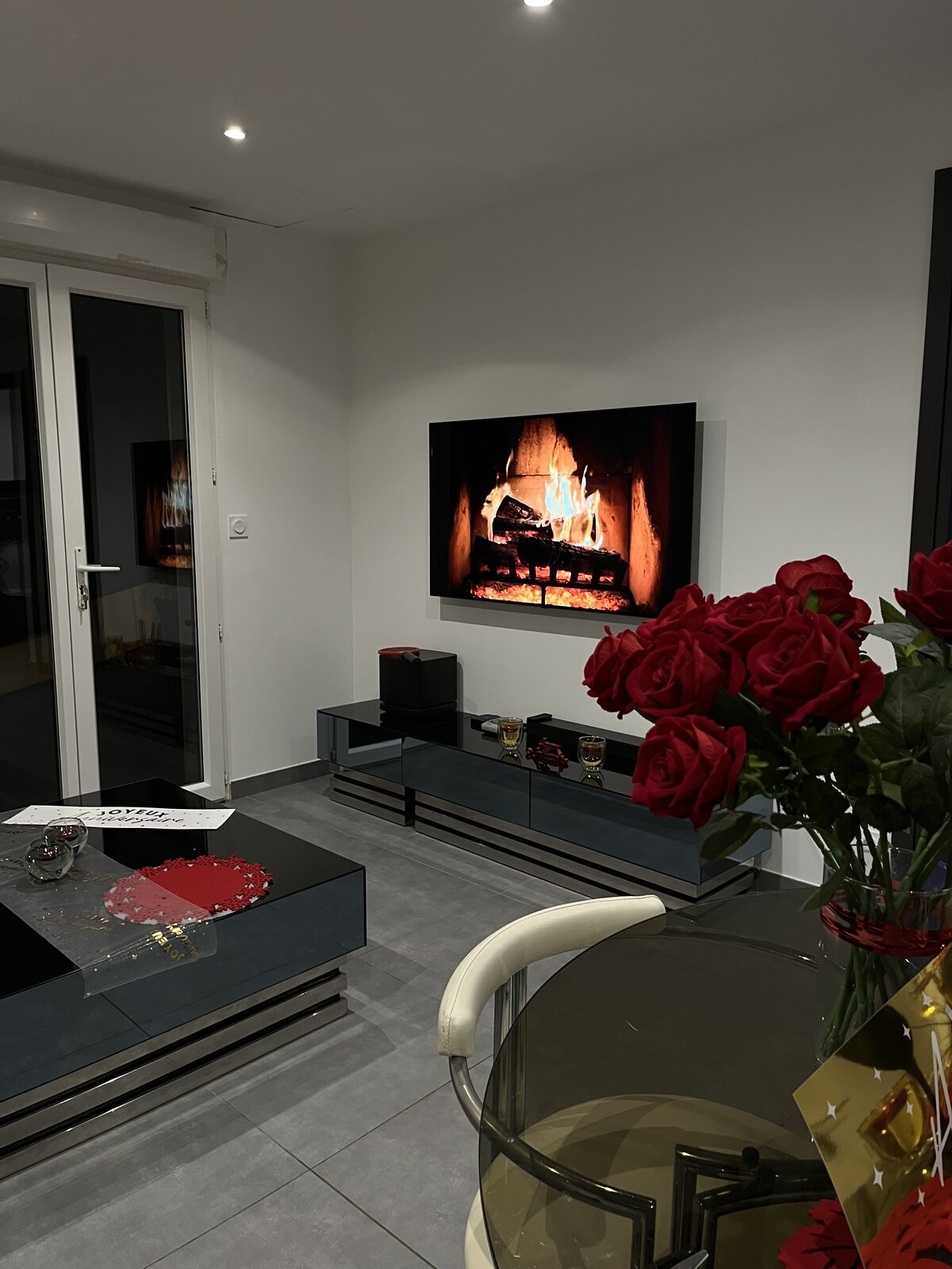 Salon cosy avec cheminée décorative, ambiance chaleureuse