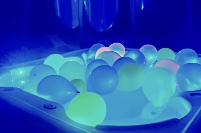 Jacuzzi illuminé avec ballons