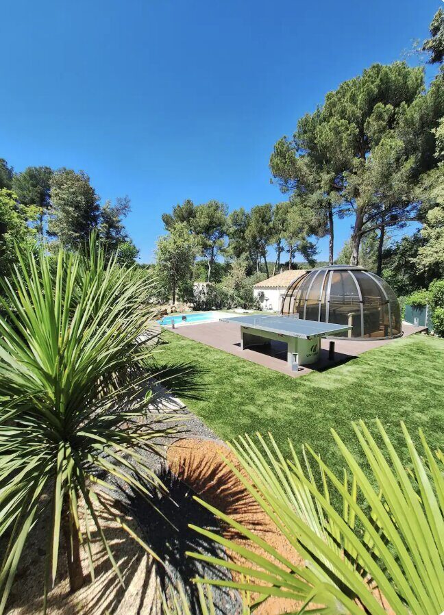 Panorama du jardin, piscine et dôme