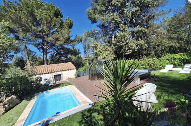 Vue sur le jardin et la piscine