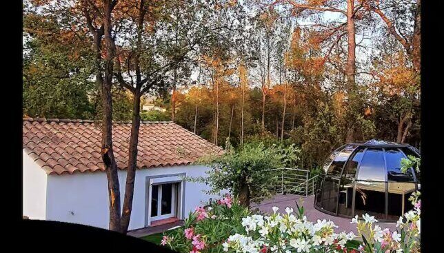La maison entourée de nature
